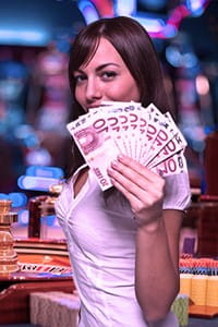 Eine Frau hält einen Online Casino Bonus in der Hand.